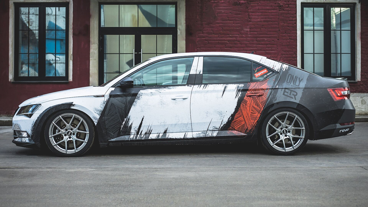 Оклейка Skoda SuperB